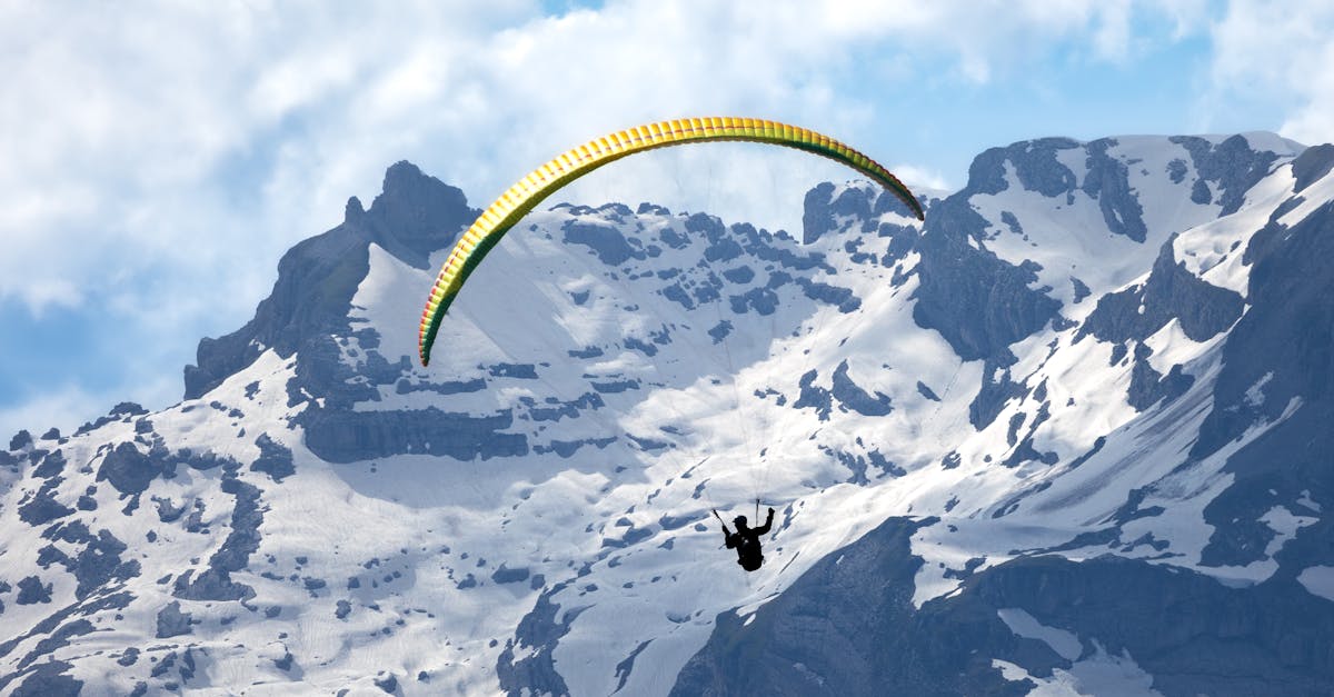 Tragedie în Alpi: un zburător wingsuit și-a pierdut viața