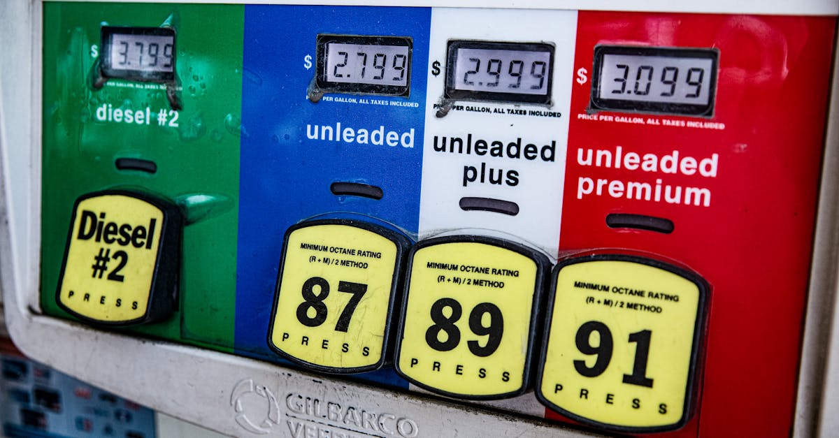 Trump le cere producătorilor de petrol să nu influențeze prețurile în favoarea inamicilor