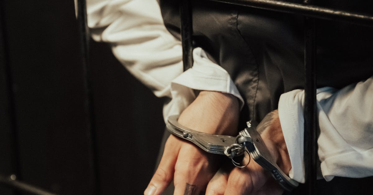 Polițistul condamnat care continuă să lucreze cu deținuții periculoși