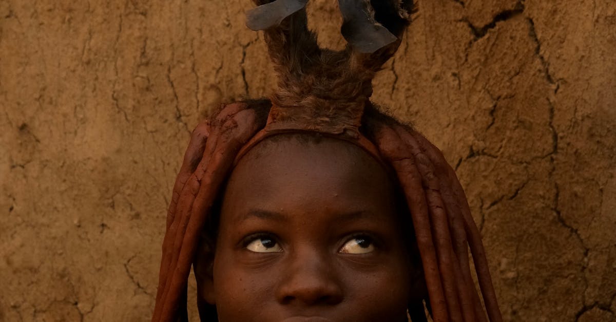 Descoperă tradițiile fascinante ale tribului Himba din Namibia