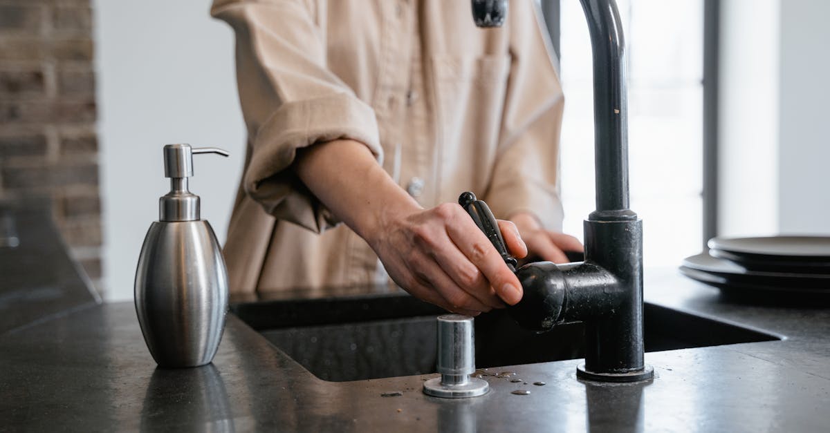 Contaminare cu bacterii coliforme: amenda de 30.000 lei pentru o firmă de apă îmbuteliată