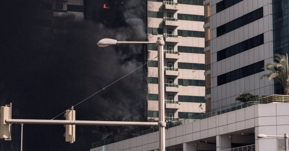 Incendiu devastator în centrul Manchester: evacuări și haos feroviar