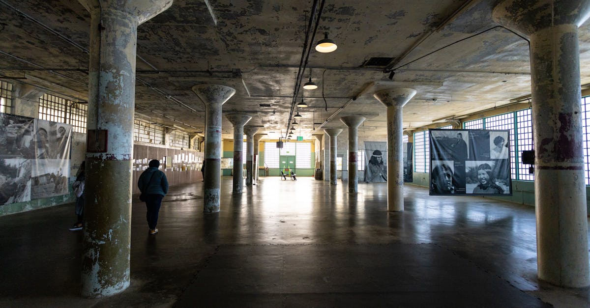 Expoziția «Occupied Silence» aduce în prim-plan poveștile clădirilor abandonate
