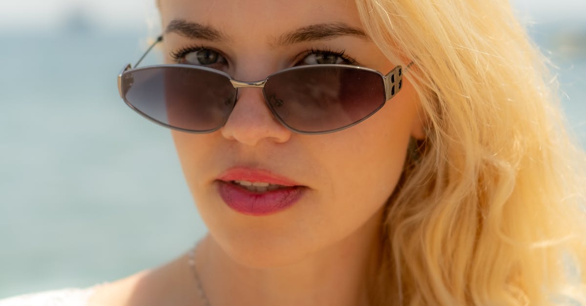 Selfie-urile din vacanță au expus furtul unei angajate dintr-un magazin de bijuterii
