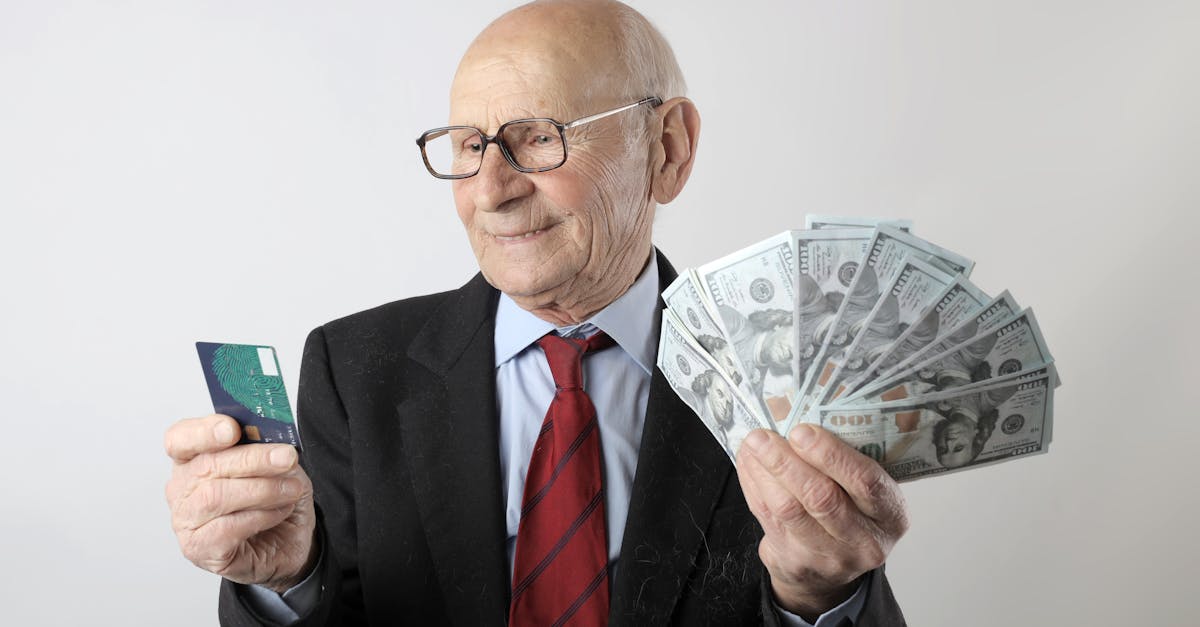 Românii își schimbă mentalitatea financiară: tot mai mulți economisesc pentru pensie