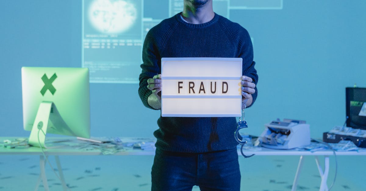 Cinci tineri reținuți pentru o schemă de înșelăciune de peste 200.000 de lei