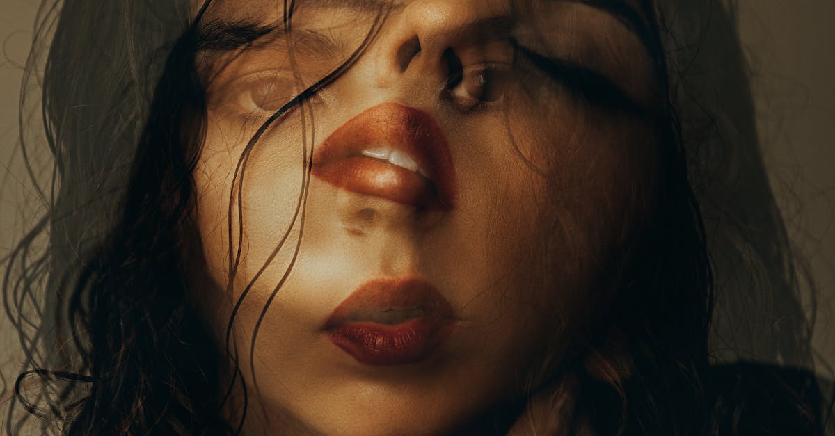 Caietul interzis: O introspecție asupra vieții și identității feminine