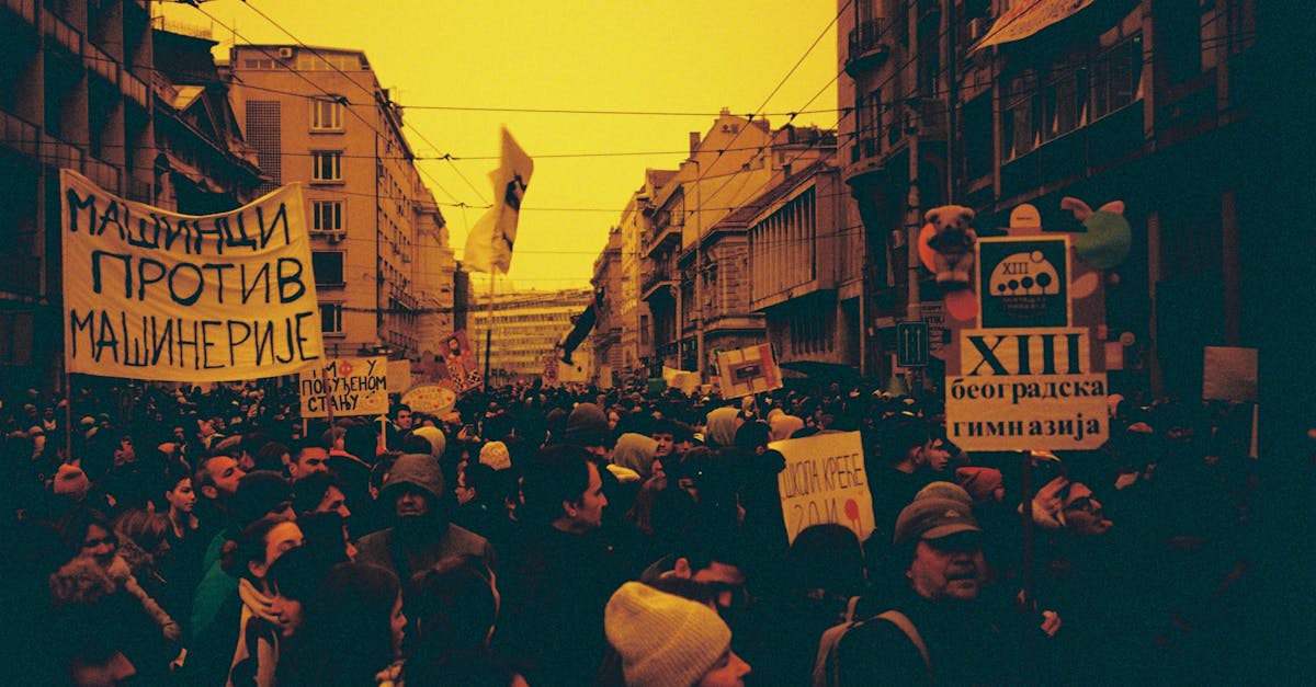 Protestele din Belgrad continuă: mii de oameni cer alegeri anticipate