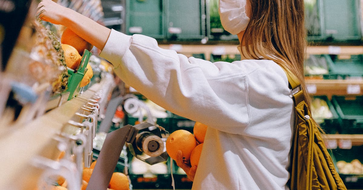 Autoritatea sanitară închide supermarketuri și retrage tone de alimente