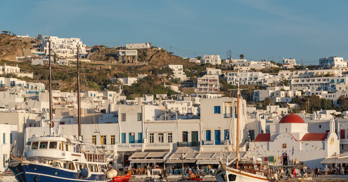 Noua taxă pe care turiștii români o vor plăti în Santorini și Mykonos