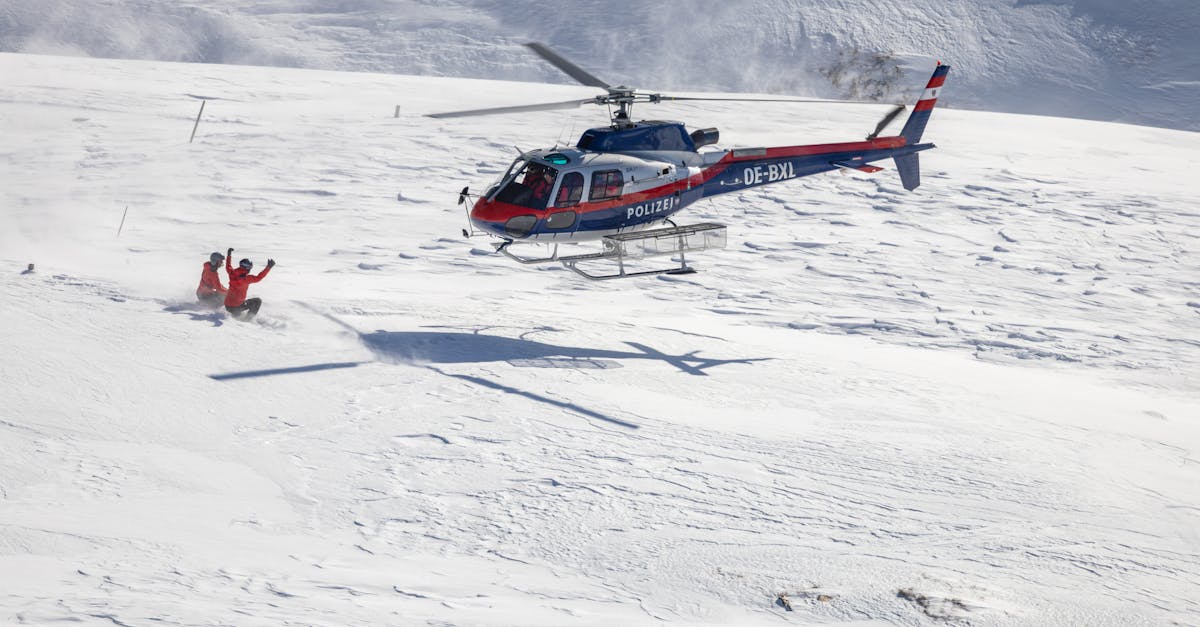 Evacuarea cu elicopterul a turiștilor din cabanele austriece, după alunecări de teren