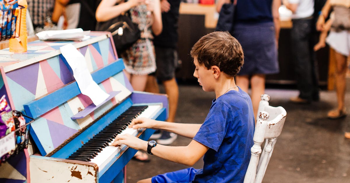 Un mic muzician încântă trecătorii cu un recital inedit pe o pianină abandonată