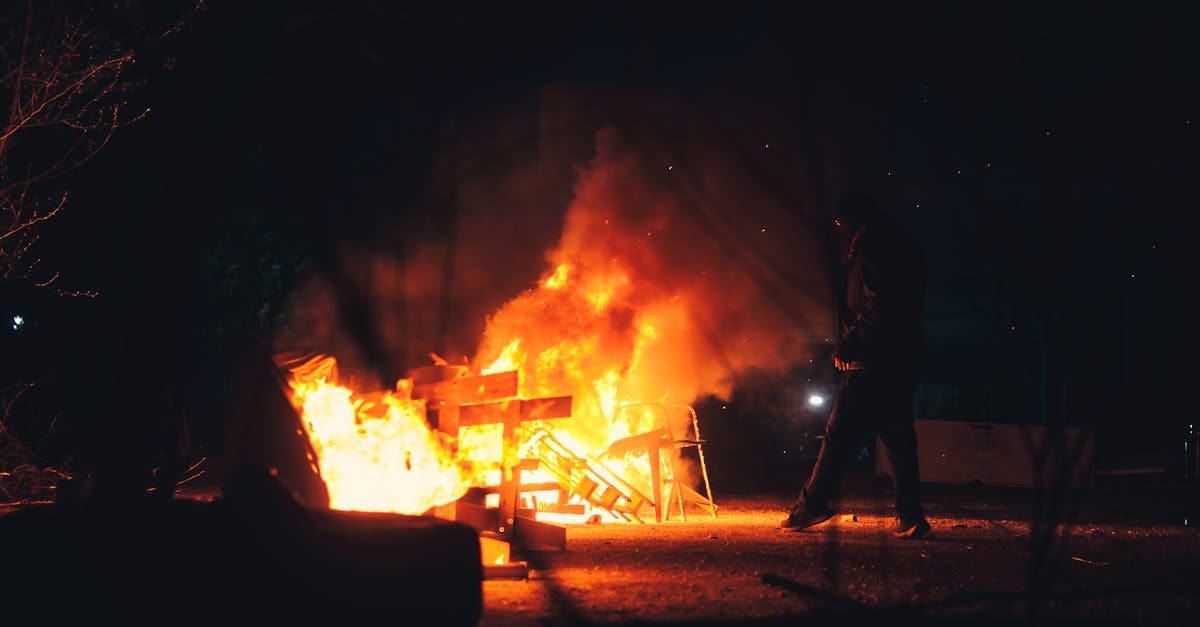 Incendiu devastator la un depozit de lemne: proprietarul suspectează o răzbunare