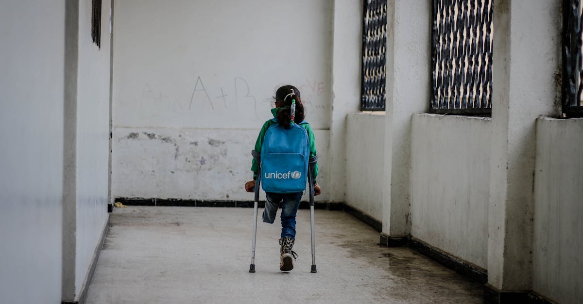 Fundația Te Aud România sprijină educația copiilor vulnerabili din Vaslui cu ghiozdane echipate
