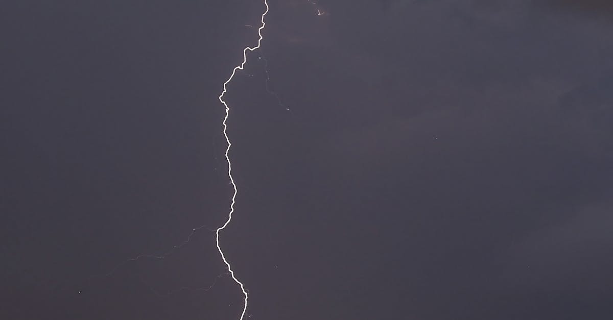 Brașov sub coduri meteo: caniculă și furtuni iminente
