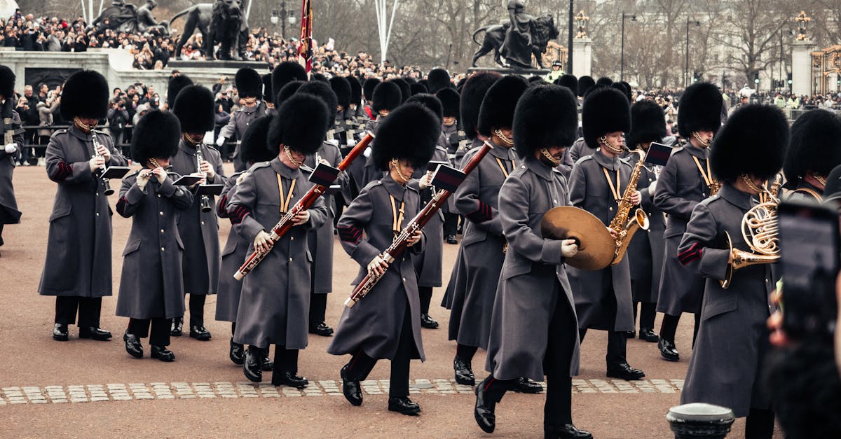 Putin onorează o creatoare de modă la o expoziție militară extravagantă