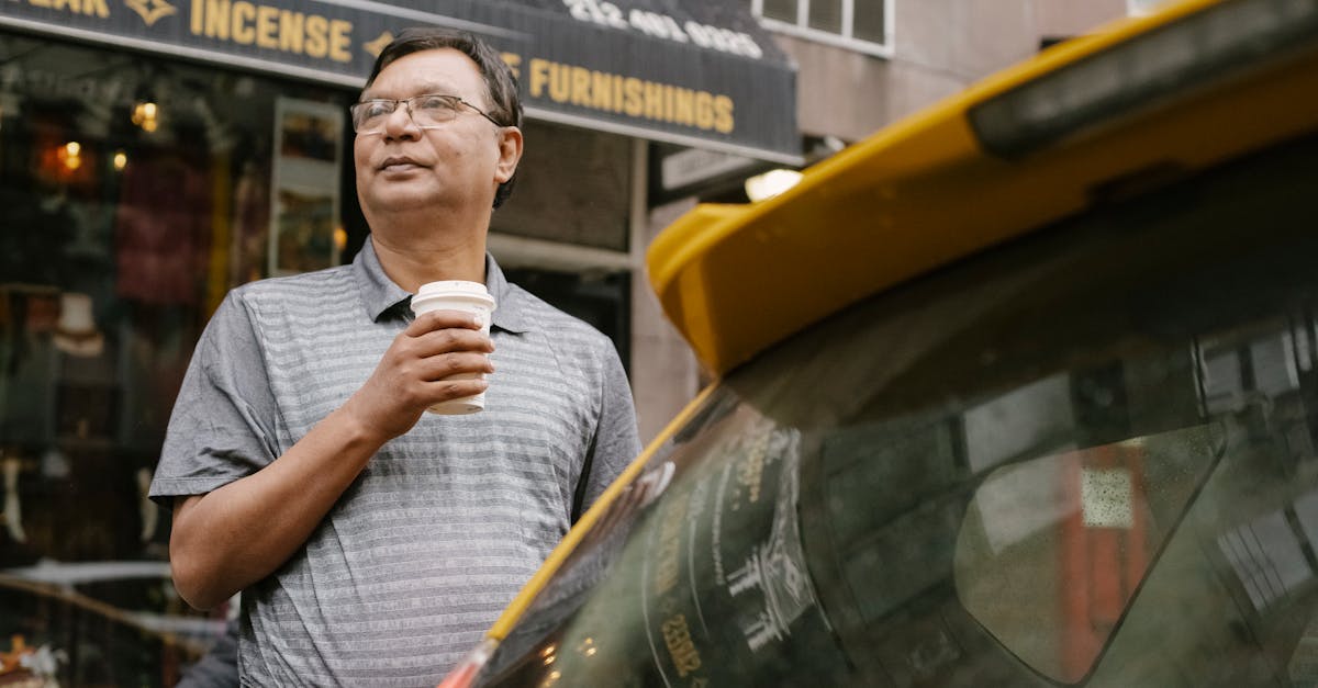 Cum taximetriștii din Afganistan se răcoresc în căldurile extreme