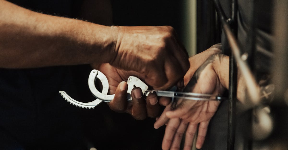 Un adolescent de 15 ani, arestat la domiciliu pentru tâlhărie