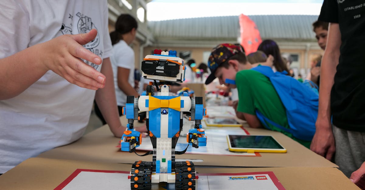 Elevii din toată țara își demonstrează abilitățile la competiția de robotică din Bistrița