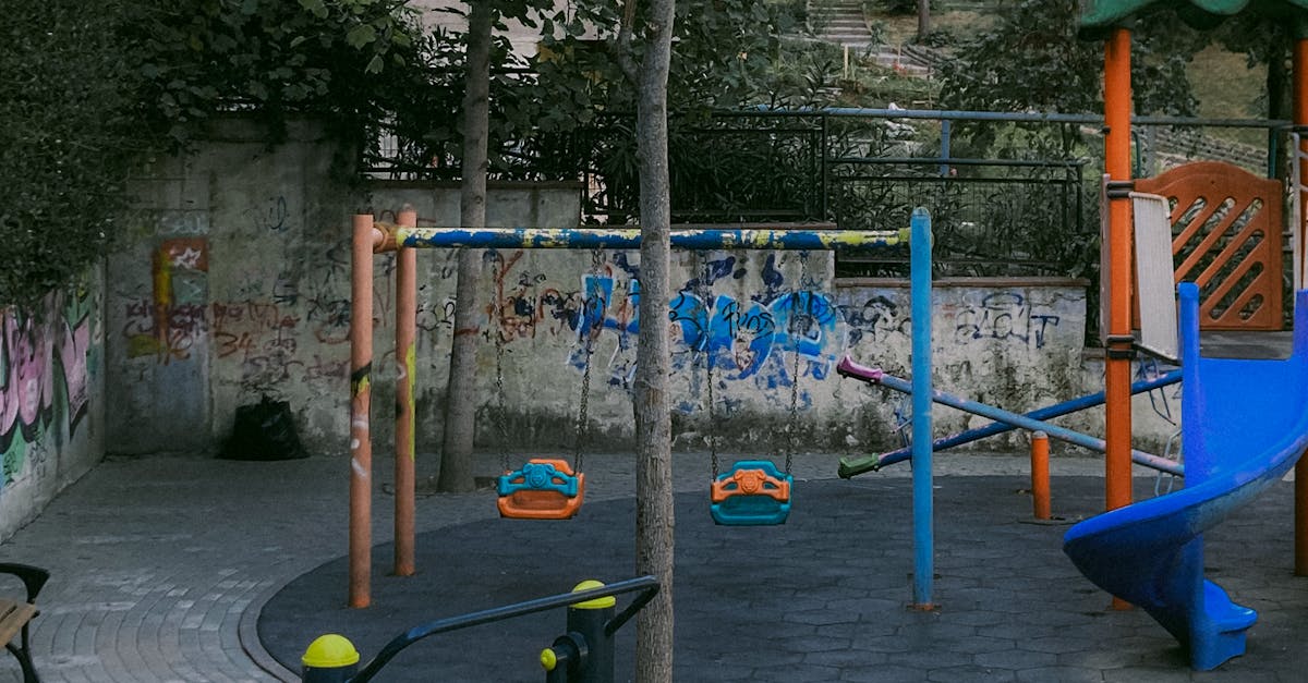 Tineri surprinși consumând substanțe interzise în curtea unui bloc din Cluj-Napoca
