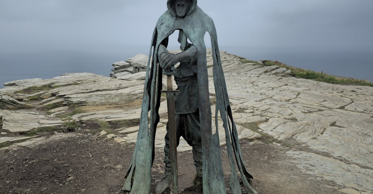 Gallos: statuia care evocă legendele regelui Arthur