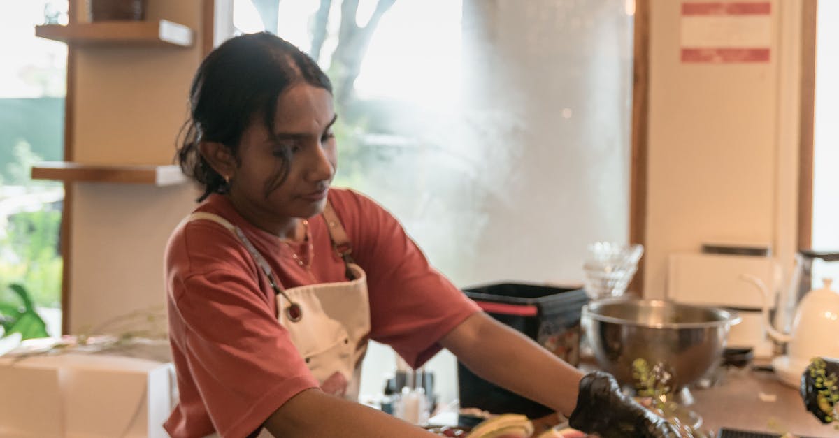Creează artă pe căni la Scarlet Café: o seară de neuitat