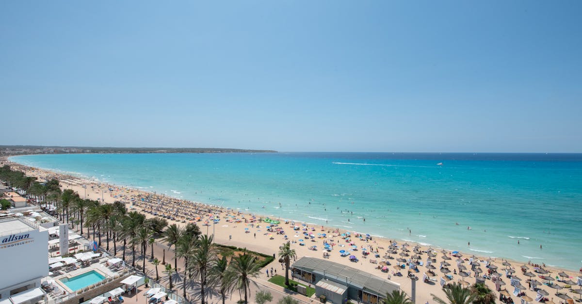 Hotelierii de pe litoral scad prețurile pentru a atrage turiști în vârf de sezon
