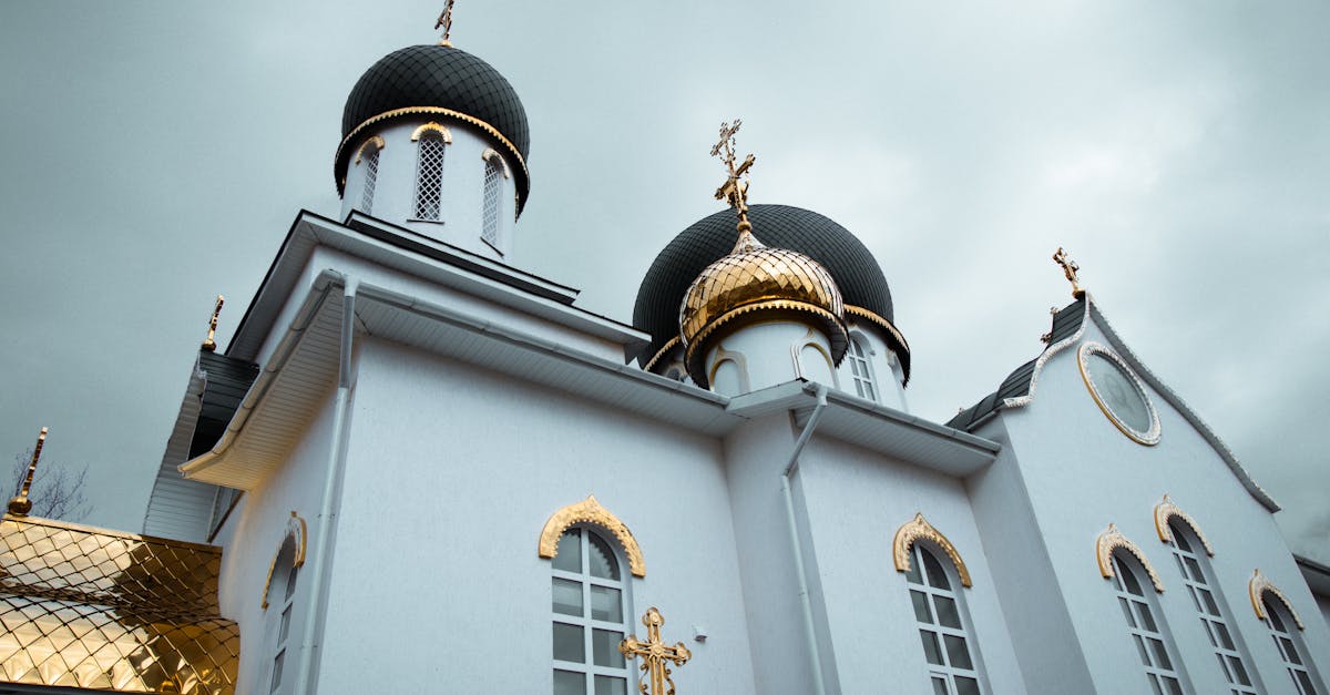 Conflict major în biserica din R. Moldova: preot evacuat de enoriași