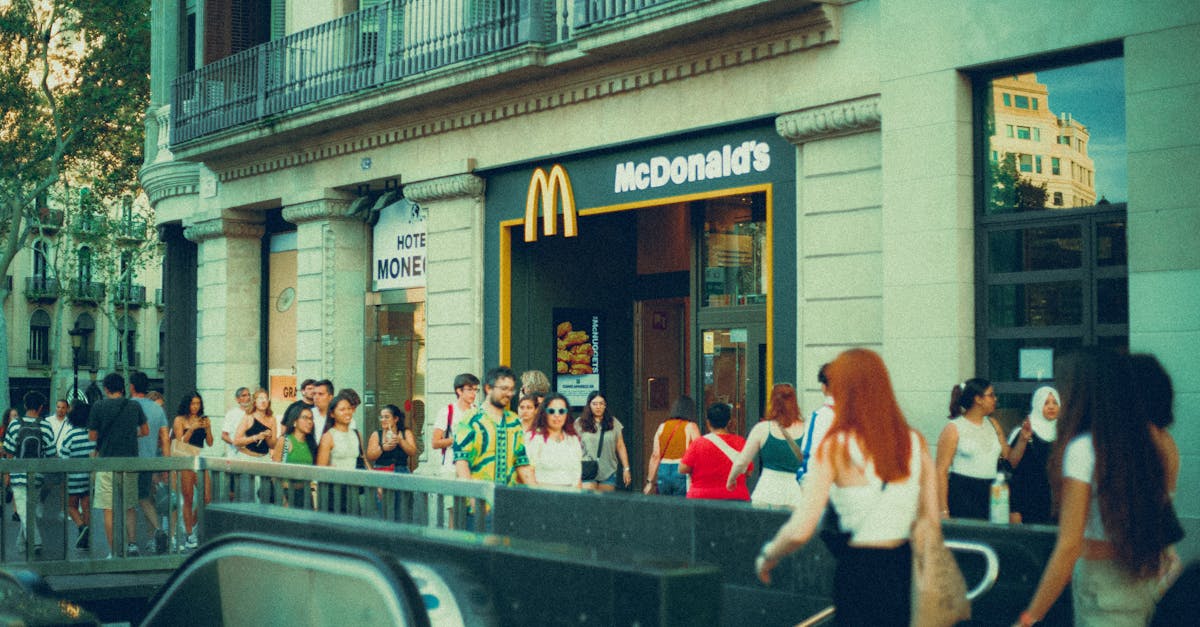 Un incident violent la McDonald's: un angajat atacat de un client