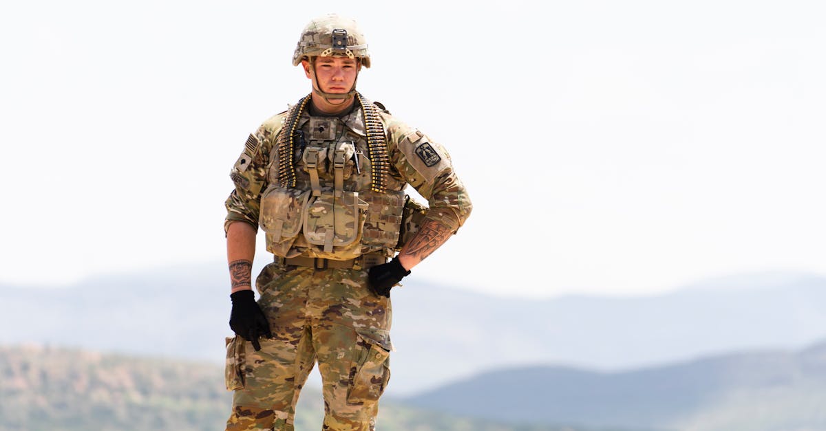 România introduce serviciul militar voluntar de patru luni pentru tineri