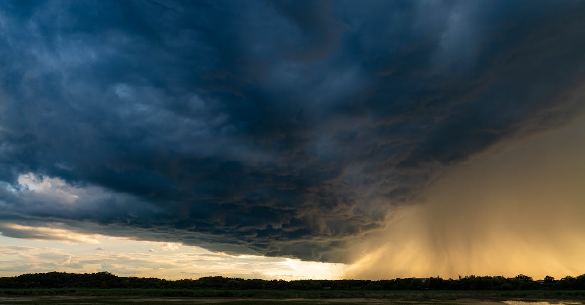 Vijelii și grindină în București: Alertă meteo activată