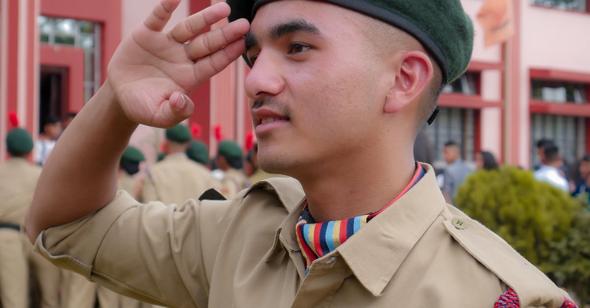 Tinerii vor primi 12.285 lei pentru un stagiu militar de patru luni