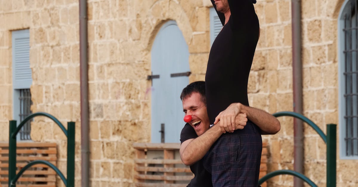 Teatru în aer liber: o seară plină de comedie în Tăuții-Măgherăuș