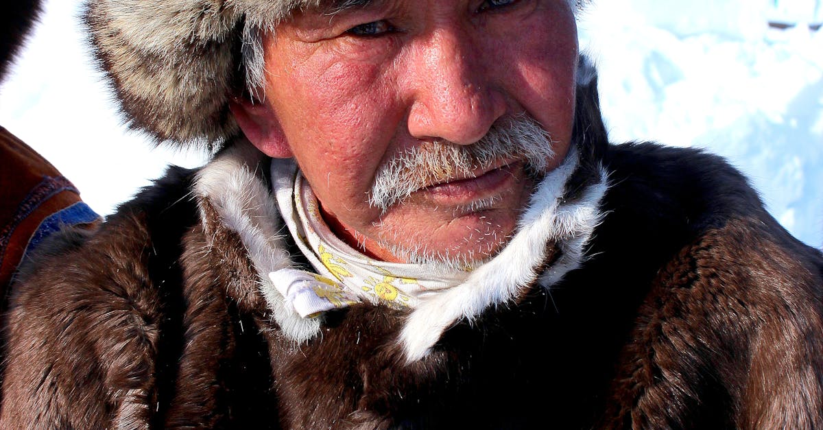 Inovația inuită: ochelarii de soare din os de balenă care au schimbat supraviețuirea în Arctică