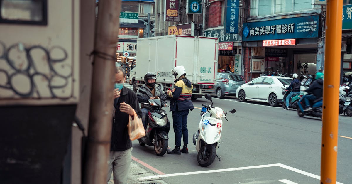 Accident pe trecerea de pietoni: un biciclist rănit după ce a fost lovit de o mașină