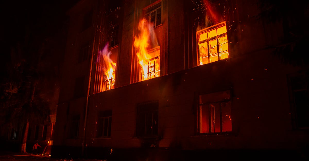 Incendiu de proporții în Bichiș: pompierii intervin la o anexă gospodărească