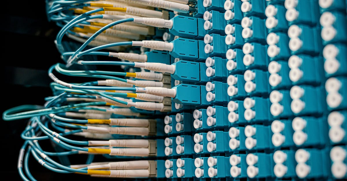 Locuitorii din Cluj cer ajutor după ce un cablu de telecomunicații stă căzut pe drum