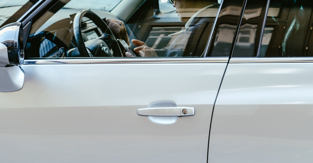 Cluj-Napoca: Un Mercedes blochează trotuarul și pune în pericol pietonii