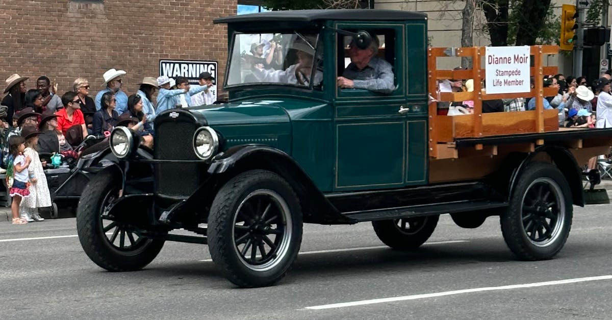 Parada vehiculelor istorice aduce nostalgia în Lugoj