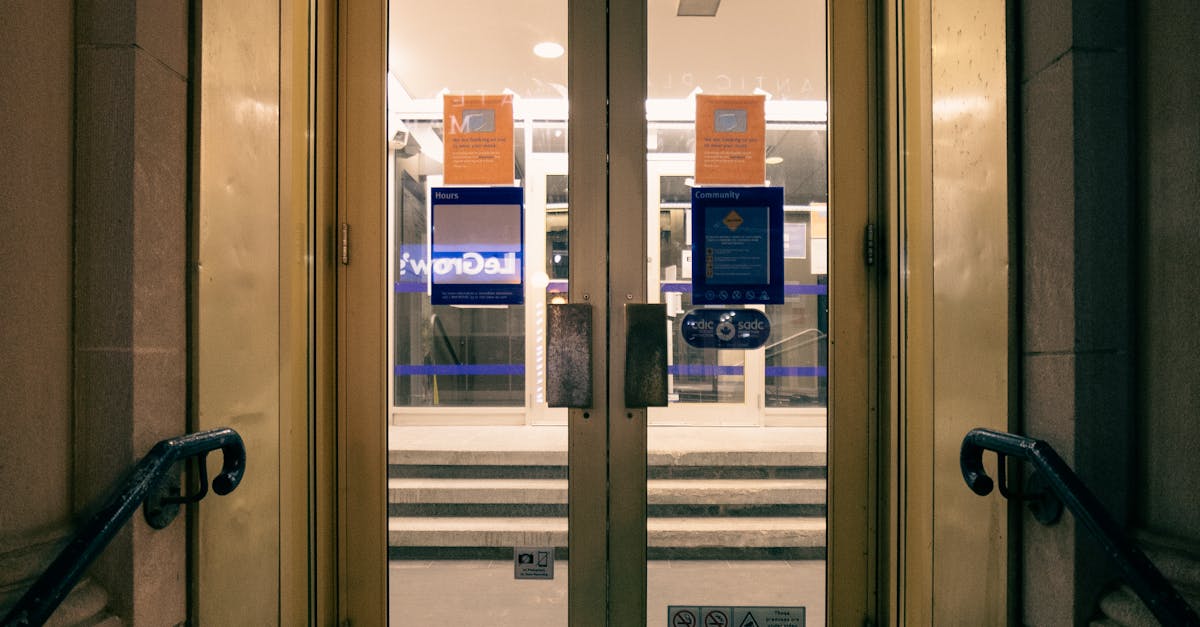 Toaletă publică cu ușă transparentă în piața din Pașcani provoacă controverse