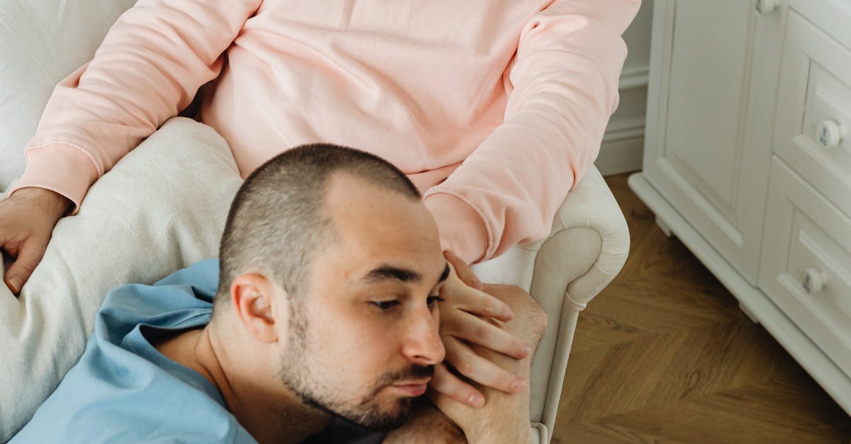 Momente de compasiune: bunica cu demență își îngrijește soțul bolnav de cancer