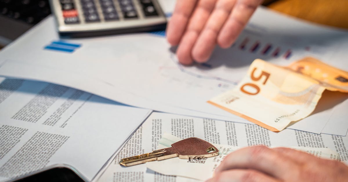 Românii economisesc pentru vremuri dificile: cum își ajustează cheltuielile