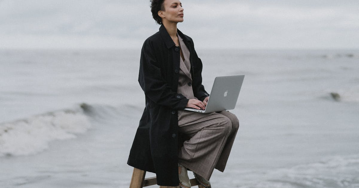 Cum lucrează nomazii digitali pe plajă: confort și productivitate