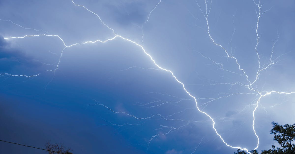 Furtuna devastatoare lasă mii de clujeni fără curent electric