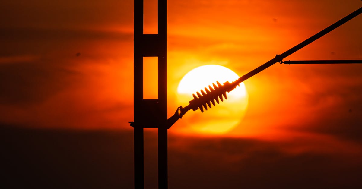 Românii își cresc consumul de electricitate pe fondul caniculei și al tarifelor necontrolate