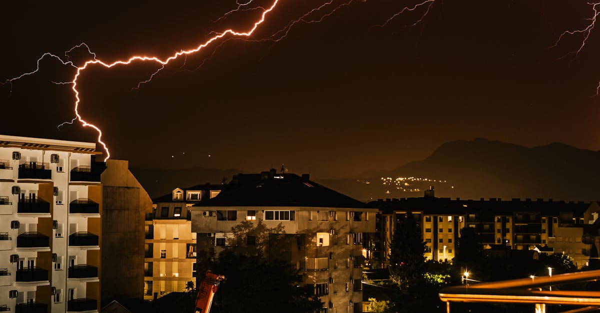 Spectacol electric pe cerul Sălajului: fulgerele au luminat noaptea