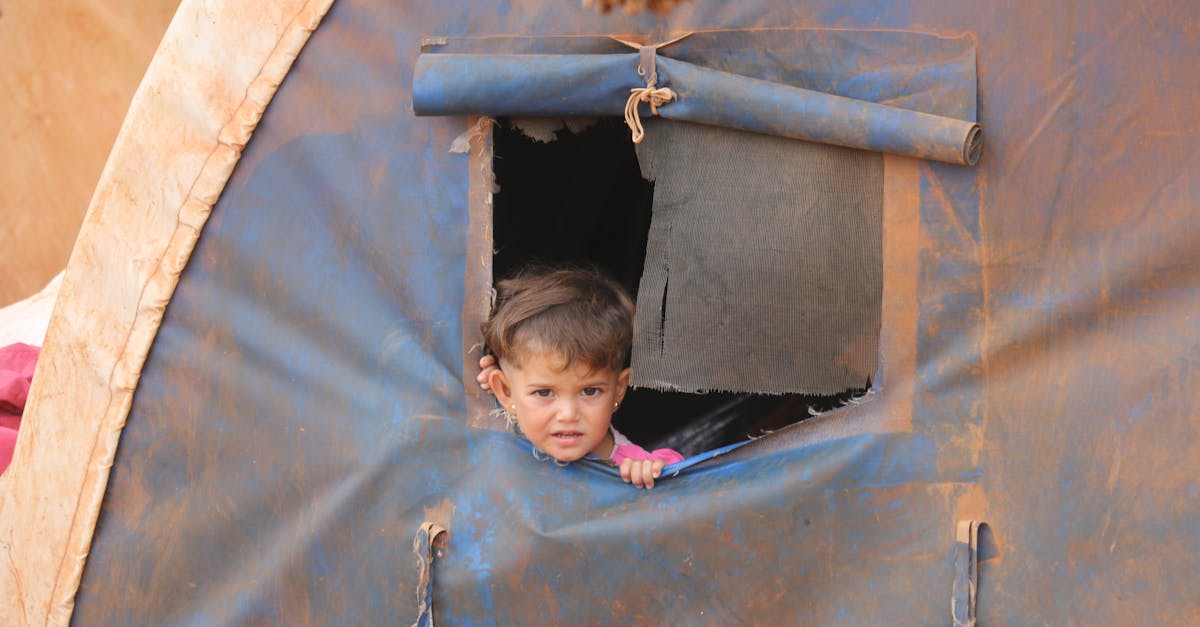 UNICEF subliniază că majoritatea copiilor exploatați în Franța sunt minori neînsoțiți