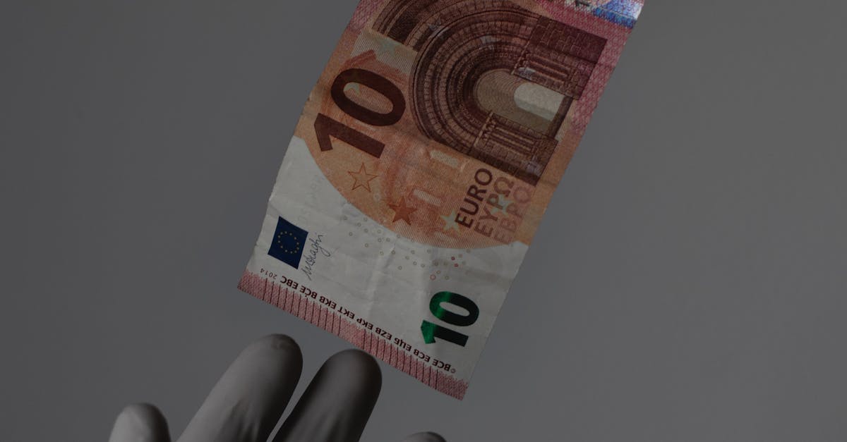 Criza financiară a Ucrainei: Uniunea Europeană suspendă ajutoarele din cauza reformelor controversate ale lui Zelenski