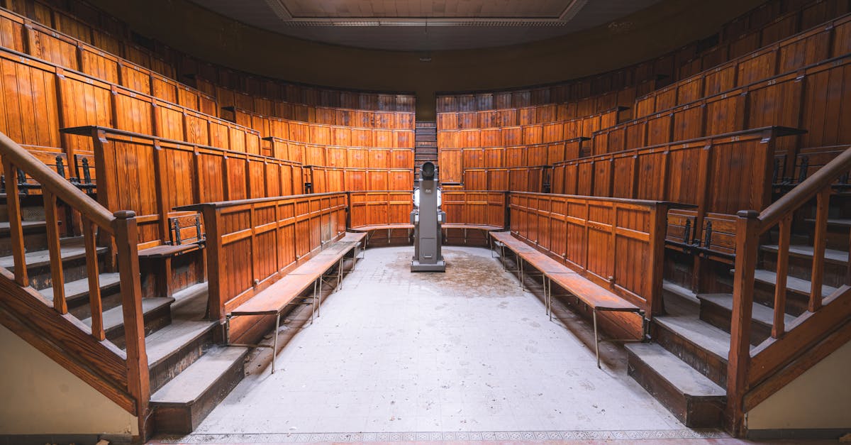 Mobilier abandonat în ploaie la un cămin studențesc din Sibiu: ULBS oferă clarificări