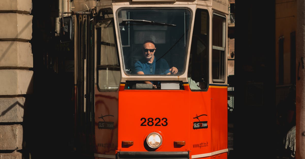 Incident bizar în Timișoara: femeie prinsă de ușa tramvaiului și certată de vatman